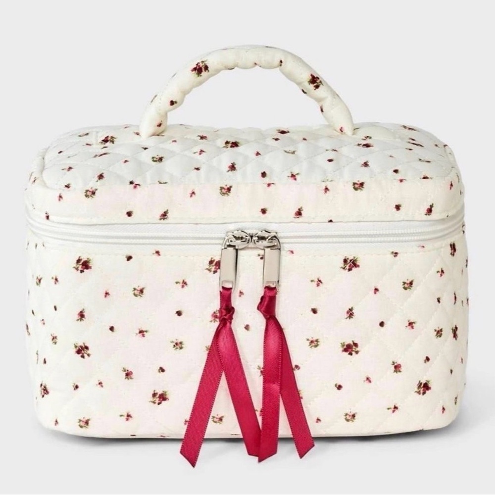 Floral Quilted Women's  cosmetic Bag off white makeup pooch NWT cottagecore